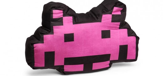 coussin space invaders alien crab coussin thinkgeek