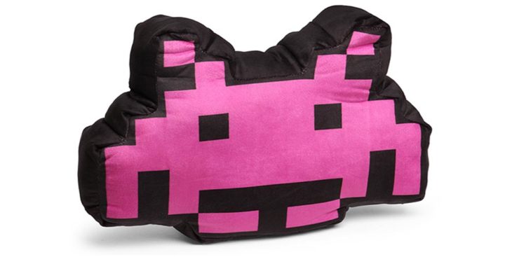 coussin space invaders alien crab coussin thinkgeek